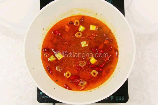 准备一碗水，倒入锅内