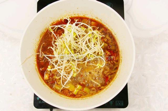 再次沸腾之后，倒入适量豆芽