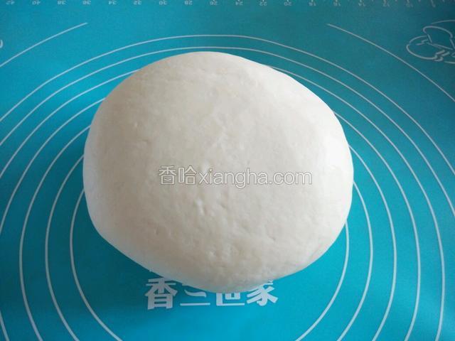 反复揉搓一会，面团比较光滑了，就可以了。