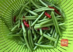 红椒炒红薯梗的做法图解1