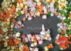 玉米肉粒炒饭的做法图解2