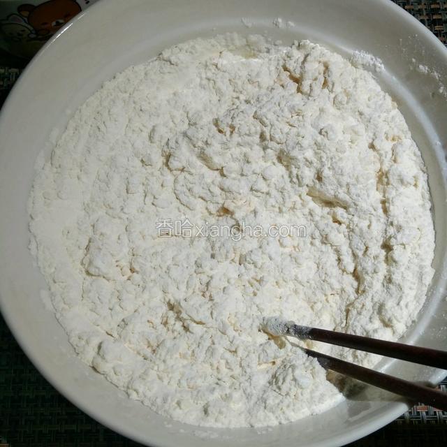 用手或者筷子拌匀