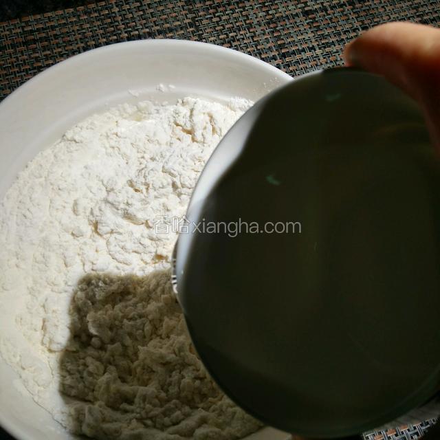 再少量分次倒入水