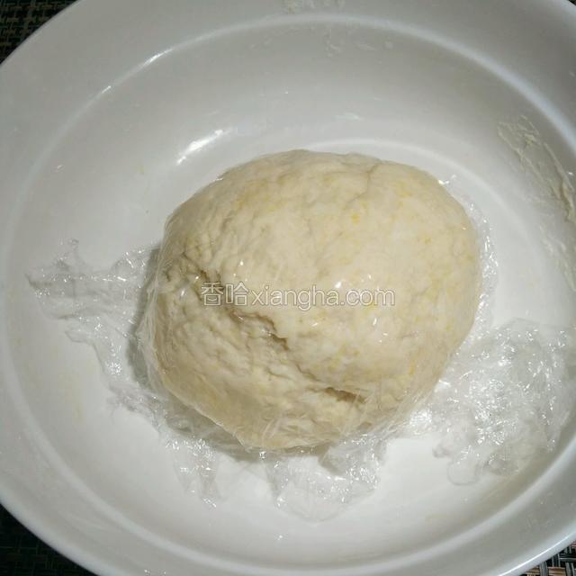 然后上手揉搓，揉成一个光滑的面团，所形成的面团是非常柔软的，然后用保鲜膜盖住松弛30分钟
