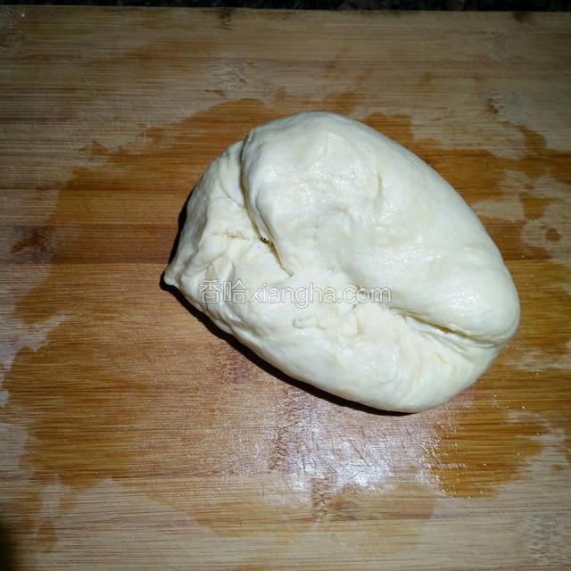 在案板上抹油，把松弛好的面团用手按折叠式方法反复揉搓五分钟以上