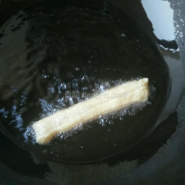 锅里热油，油温六成热下入油条，用小火炸，边炸边不停的用筷子给它翻面，让它受热均匀，直到它膨松浮起来，炸至金黄就可以出锅了