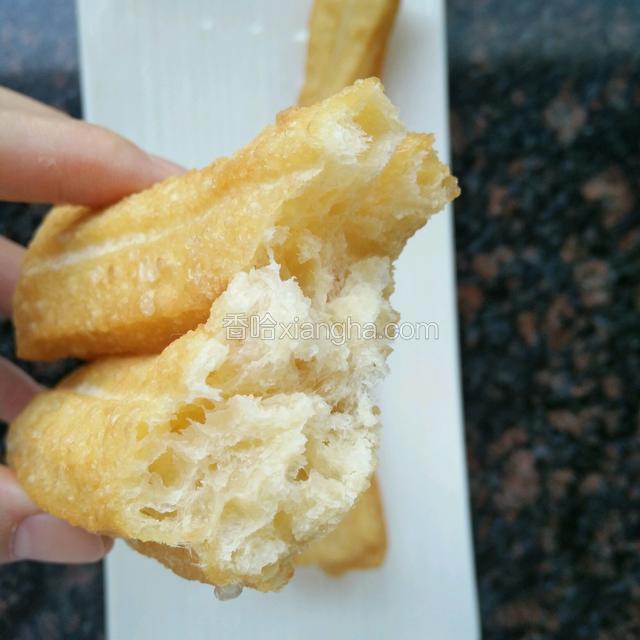 炸好的油条里面是蜂窝状，外酥内软