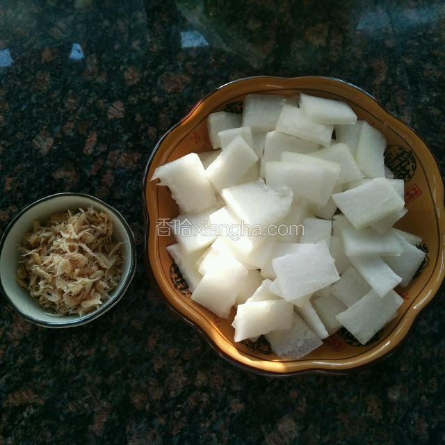 首先把冬瓜去皮切薄块，虾皮洗净沥干