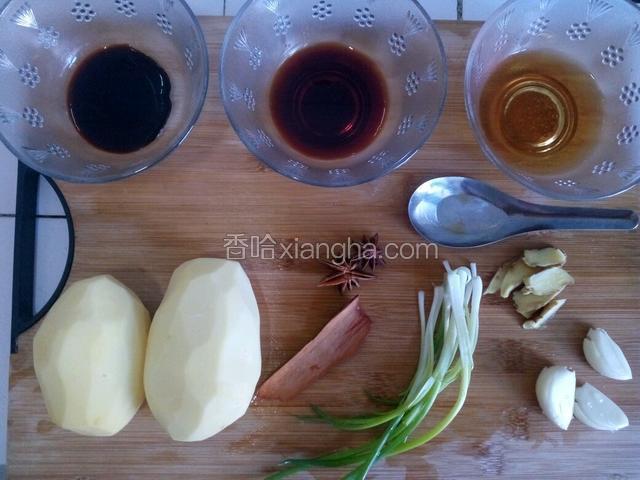 在焯排骨时，可将葱、姜、蒜、八角、桂皮洗净备用，准备生抽20克、料酒20克、老抽10克，图中的勺子是10克的量