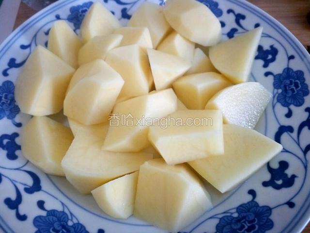 土豆削皮，切成滚刀块