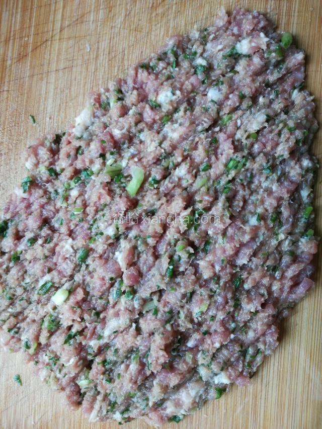 前隔心猪肉，洗干净，去掉筋杂油，肉切粒，放一点点盐和小葱一起剁成肉末，再放酒，定粉剁匀，搁置半小时（放冰箱冷藏半小时吧）
