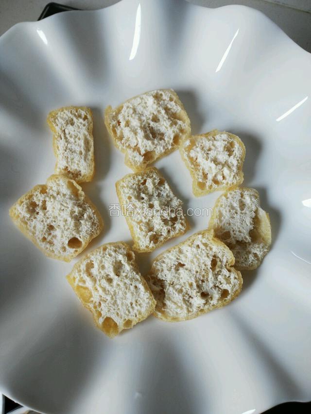 切下来的油豆腐片放盆子底部