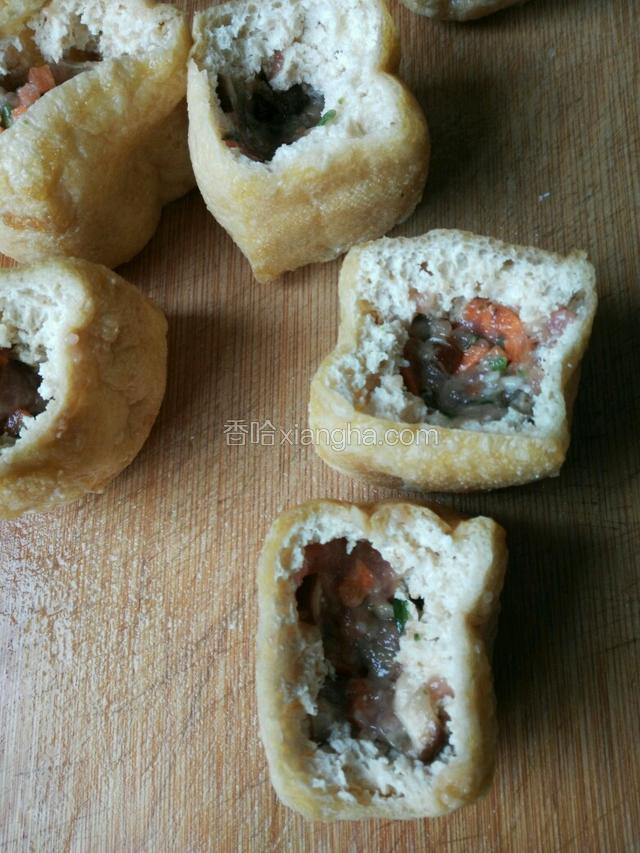 把拌好的肉末塞在油豆腐里，不要太满