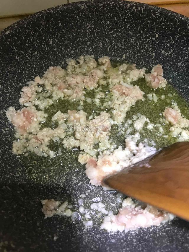 重取干净锅子、热锅冷油下肉末划散。
