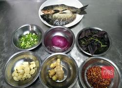 小柱私房菜之蒜香鲫鱼的做法图解1