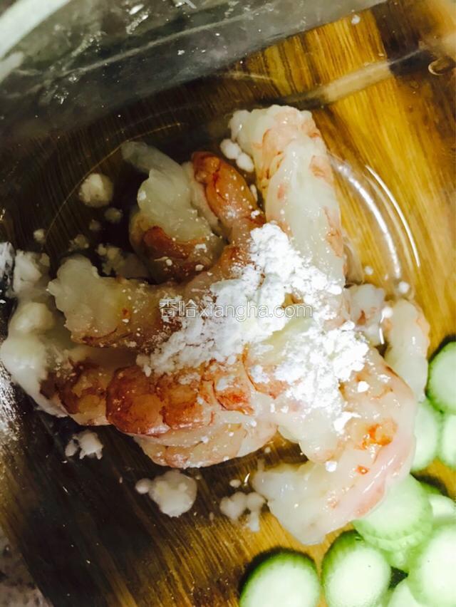 撒点淀粉继续冲洗一下