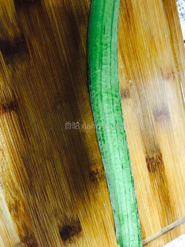 取一段粗细均匀的丝瓜