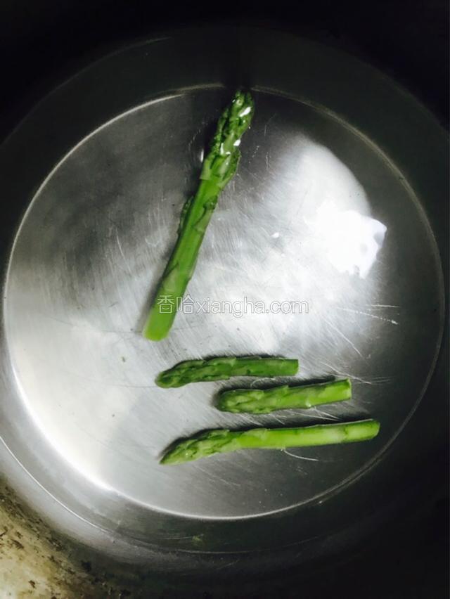 芦笋焯水备用