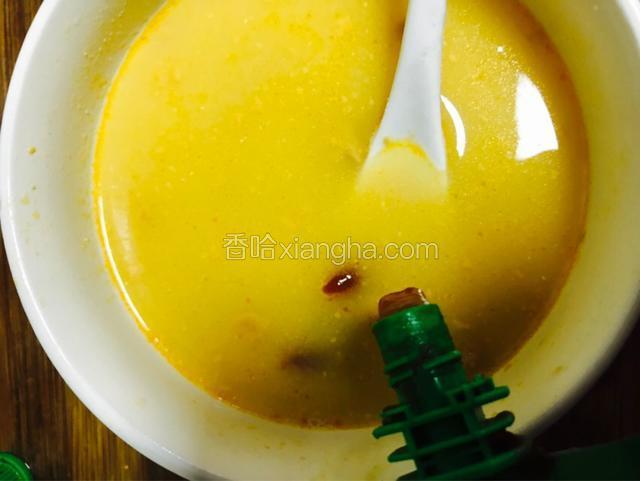蛋黄加水，加适量番茄沙司，搅匀