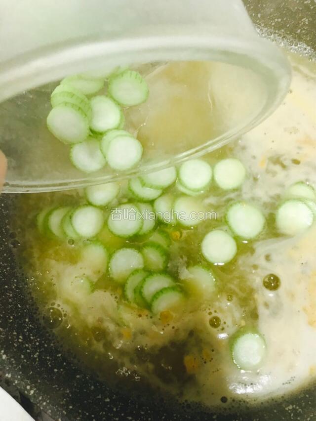 放入切好的丝瓜