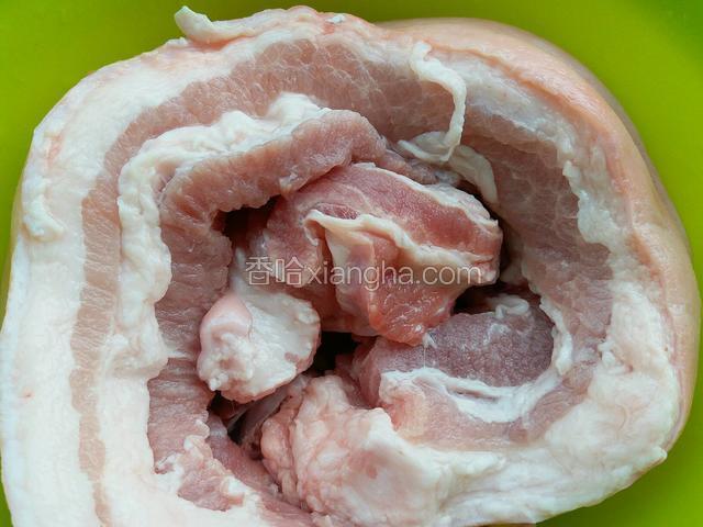 将五花肉洗干净去皮