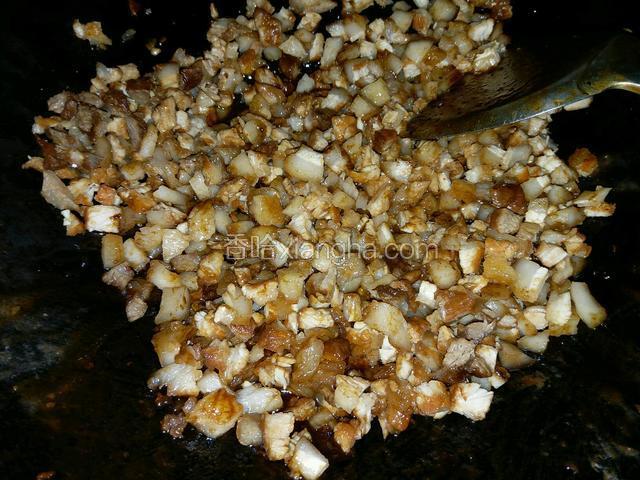 叉烧切成小粒