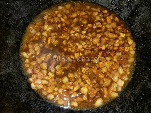 添加50克叉烧酱和少许水再焖煮10分钟