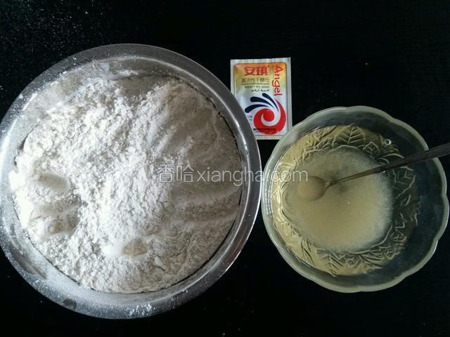 和面，奶粉倒入面粉中搅拌均匀，用700克的温水将150克的白糖融化后倒入酵母，酵母融化后开始和面