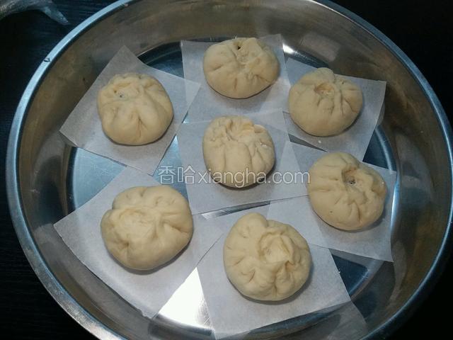 包子包好后先放置20分钟进行二次发酵，然后再开火蒸15分钟