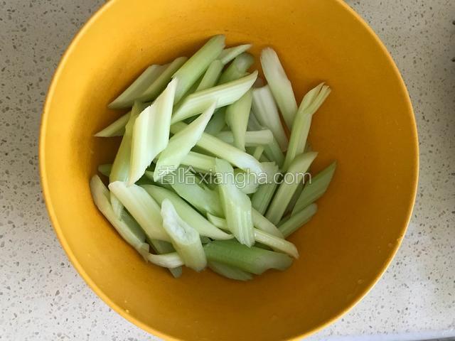 西芹洗净 切段 备用 