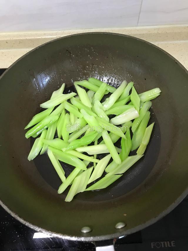 加入西芹 大火翻炒十几秒 加入盐 鸡粉 香油 出锅 