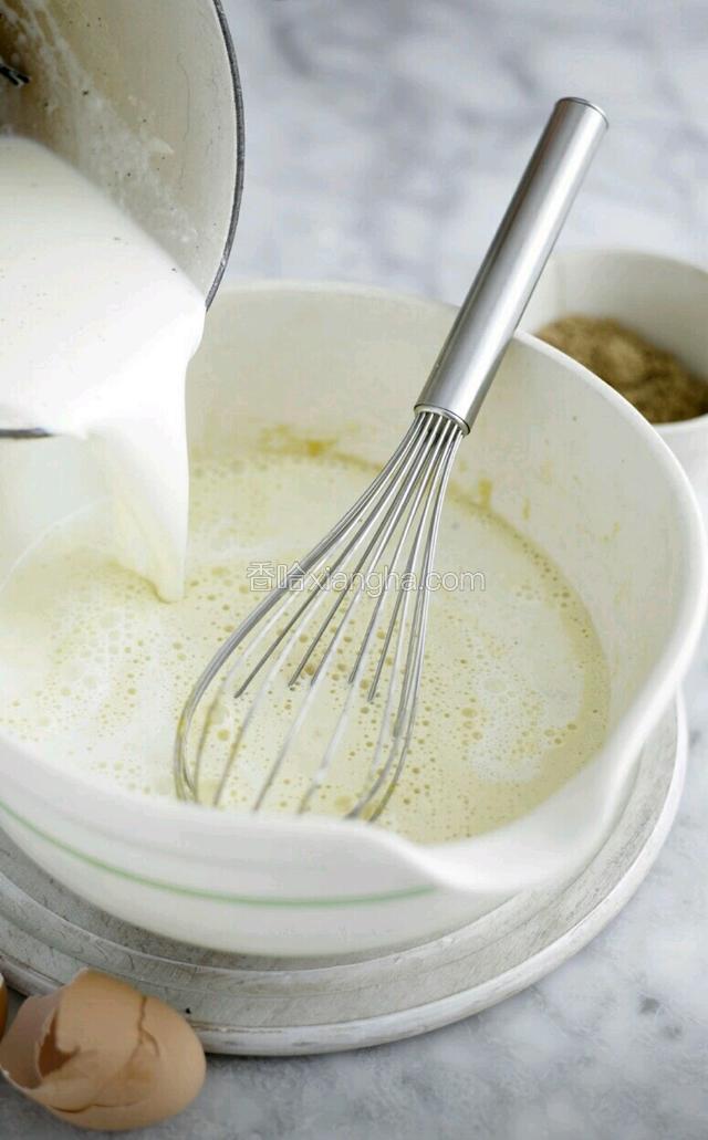 牛奶里加入淡奶油，砂糖，打均
