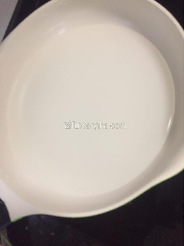 锅中加一碗清水煮开，