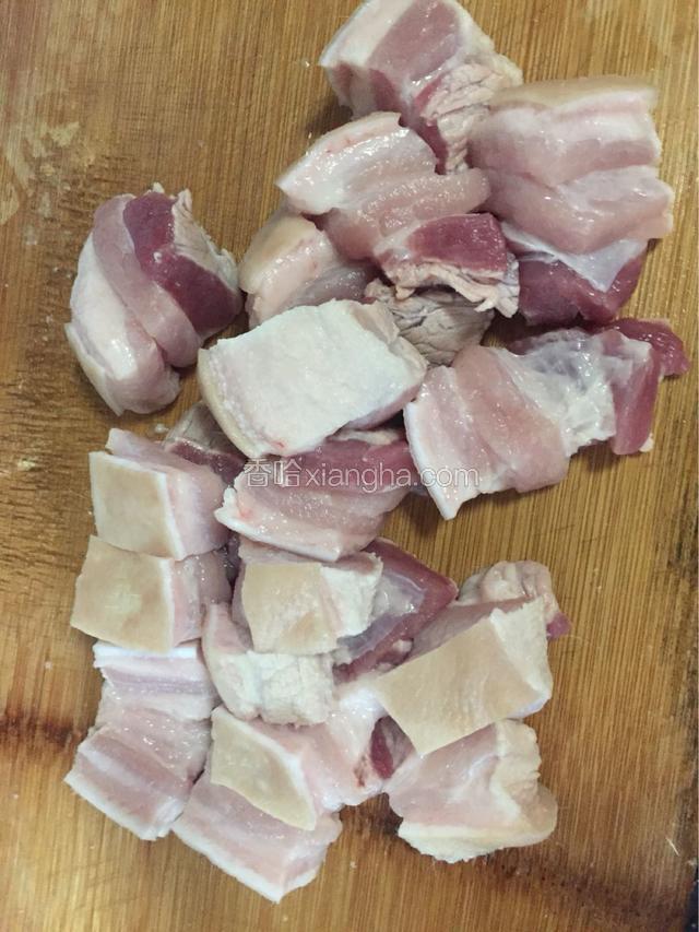 刮好的五花肉切成小块，