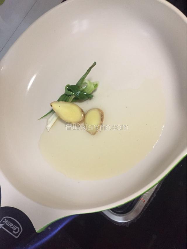 锅里放底油加入生姜片和葱结，不需要其他香料！