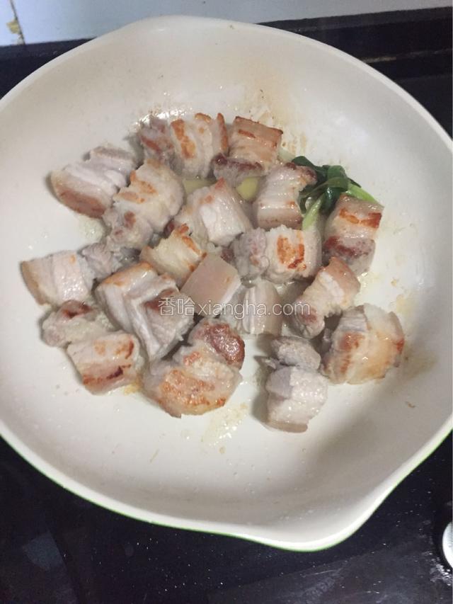 中途开盖把肉块翻动一下，