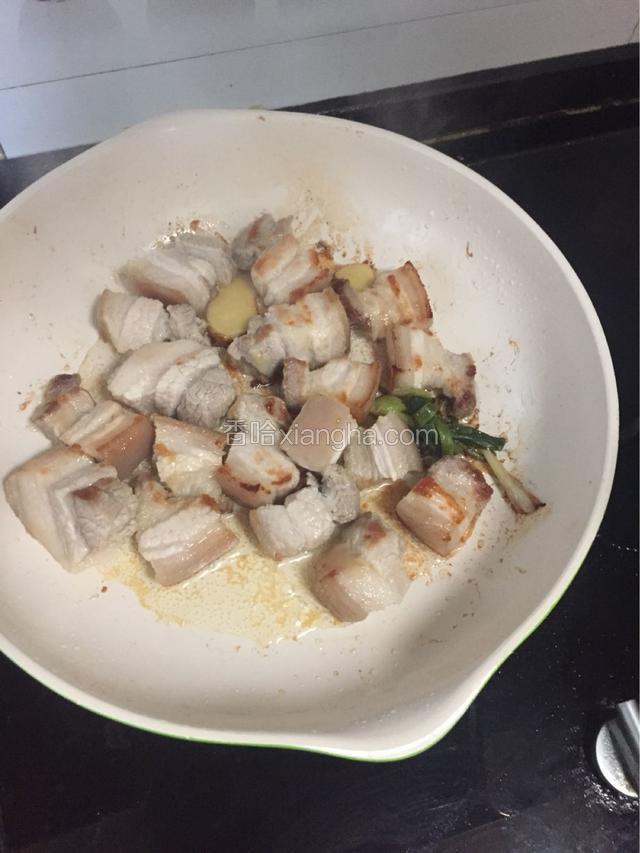肉块熬到油基本溢出，差不多要十分钟，加入冰糖小半碗，冰糖熬化至肉上色，
