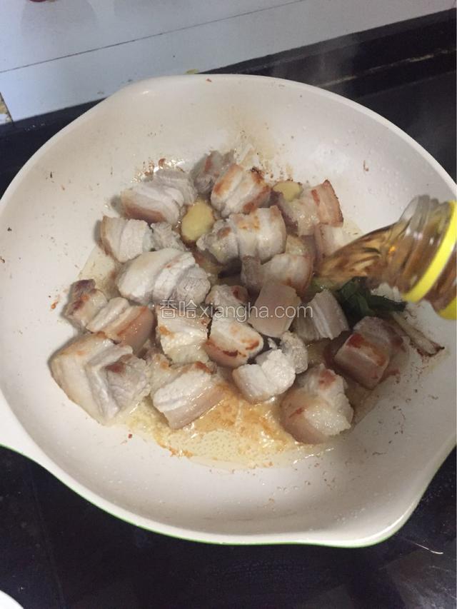 锅中倒入料酒，