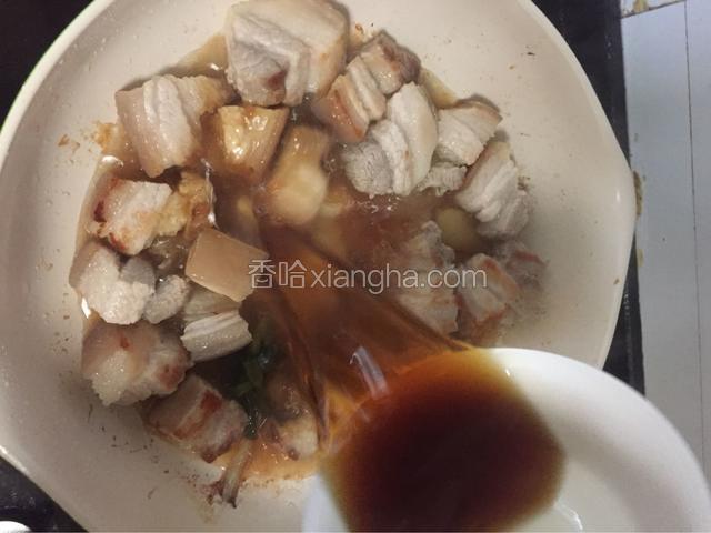 小碗加入2汤匙生抽，1/2汤匙老抽，半碗水与肉锅中搅拌均匀，盖上锅盖小火炖，