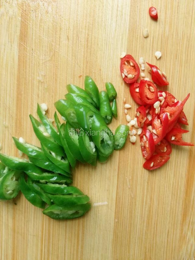 辣椒切碎备用