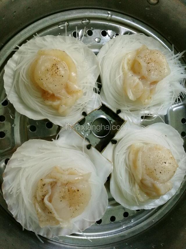 把腌制好的扇贝肉夹起摆好粉丝上，锅里大火蒸10分钟左右