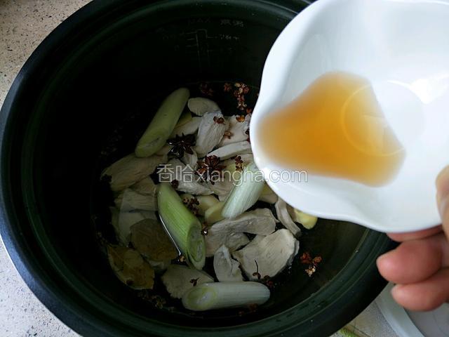 倒入高压锅内胆，再加入葱姜蒜，花椒粒，八角，香叶，再加入1勺料酒。