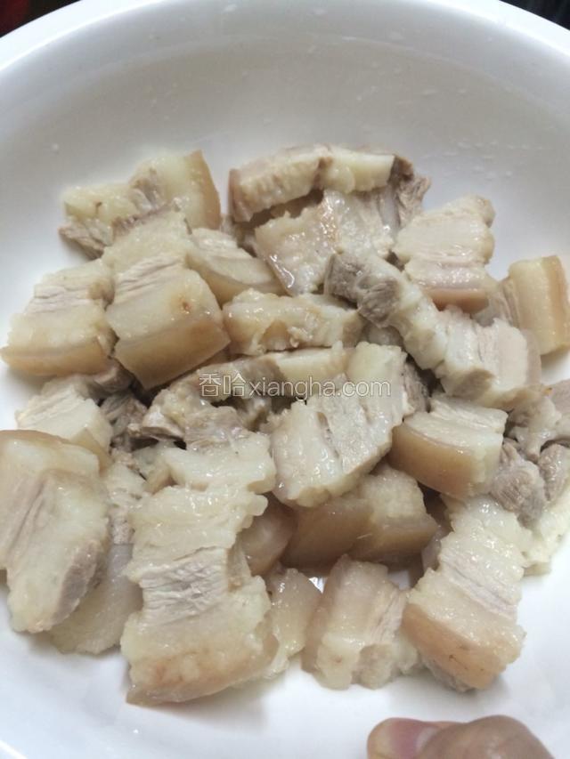 猪肉切块.水开下料酒煮两分钟.捞起去水分