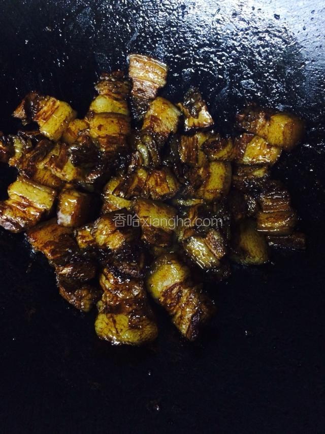 锅里倒碗水.水开下冰糖炒糖色.炒至金黄色就可以下猪肉翻炒