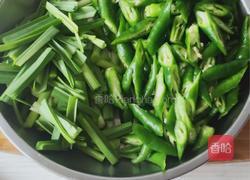 杭椒炒肉的做法图解1