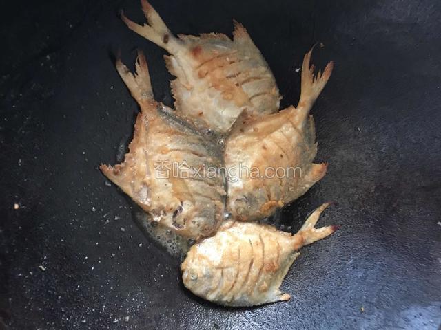 煎制两面金黄