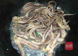 青椒鱿鱼的做法图解1