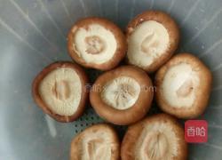 香菇包肉的做法图解1