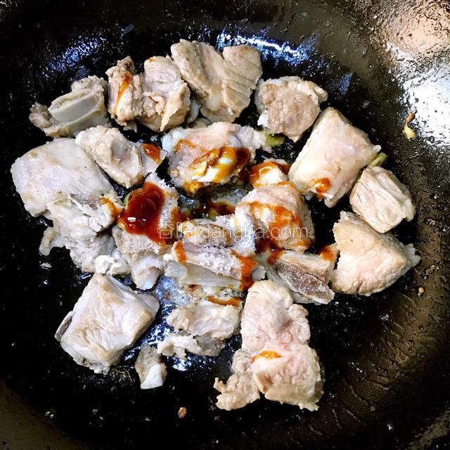 然后加入盐、料酒和蚝油，翻炒片刻