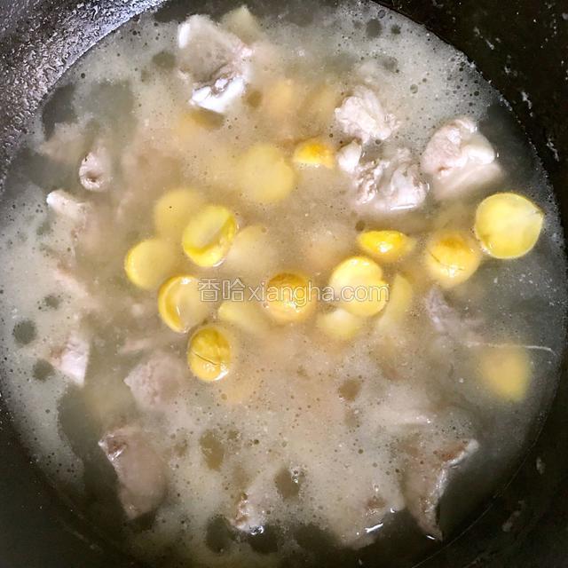 然后放入板栗大火烧10分钟（这个板栗很容易熟的，所以烧的时间短）如果你不确定时间你可以尝一下板栗嫩了吗